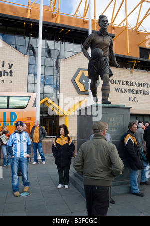 Die Billy Wright Statue außerhalb Molineux-Stadion, Heimat des Wolverhampton wandert Football Club Stockfoto