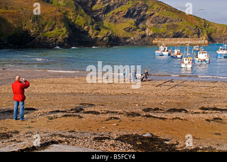 Port Isaac Cornwall England UK Touristen fotografieren von Fischerbooten im Hafen Stockfoto