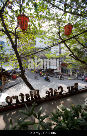 Blick hinunter auf die Straße von einem Café Balkon in Alt-Hanoi, Vietnam Stockfoto