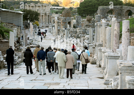 Touristen besuchen die Ruinen in der Kuretenstraße in Ephesus, Türkei Stockfoto