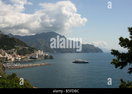 Kreuzfahrtschiff verlassen Almalfi Küste, Italien Stockfoto