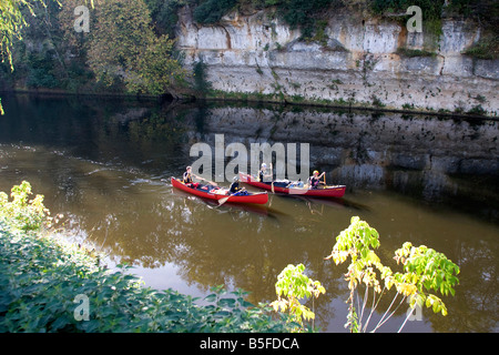 Kanuten auf Kanus auf Vézère Fluss, St Leon, Perigord Dordogne Frankreich Horizontal 87198 Canoe Vézère Stockfoto