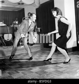 Neuen Tanz, der die Wut in Amerika ist jetzt nach London gekommen. Es heißt "Twist" The Satire Club Herzog von York Street 1961 Stockfoto
