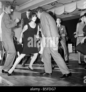 Neuen Tanz, der die Wut in Amerika ist jetzt nach London gekommen. Es heißt "Twist" The Satire Club Herzog von York Street 1961 Stockfoto