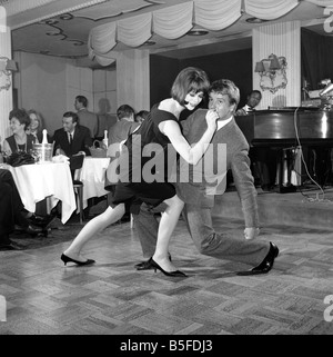 Neuen Tanz, der die Wut in Amerika ist jetzt nach London gekommen. Es heißt "Twist" The Satire Club Herzog von York Street 1961 Stockfoto