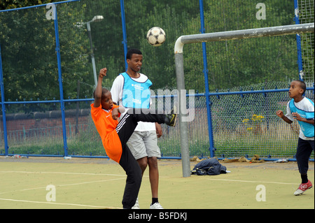 Fußballtraining mit Bolton Wonderers für einheimische Kinder, Bolton, größere Manchester, UK Stockfoto