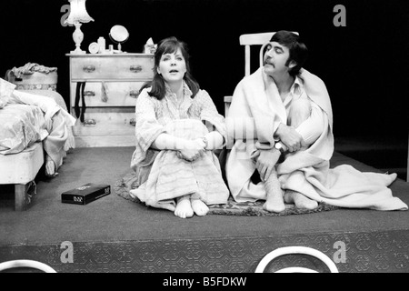 Schauspieler John Alderton und Schauspielerin Frau Pauline Collins hier