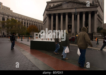 Eine Eisskulptur der Wort-Wirtschaft unter dem Titel Main Street Meltdown schmilzt in Foley Square in New York Stockfoto