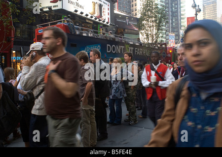 Touristen warten, um einen Sightseeing-Bus auf dem Times Square in New York am 11. Oktober 2008 an Bord Frances M Roberts Stockfoto