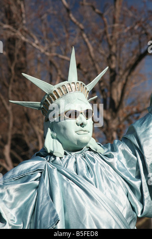 ein Mann verkleidet sich als Freiheitsstatue Stockfoto