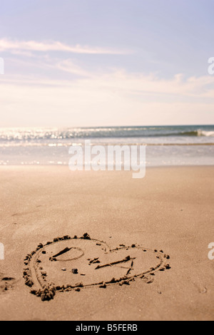 Deutschland, Ostsee, Herz, gezeichnet im Sand am Strand Stockfoto