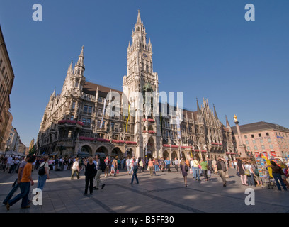Rathaus Rathaus mit Blick auf Marienplatz Platz im Sommersonnenschein Bayern München Stockfoto