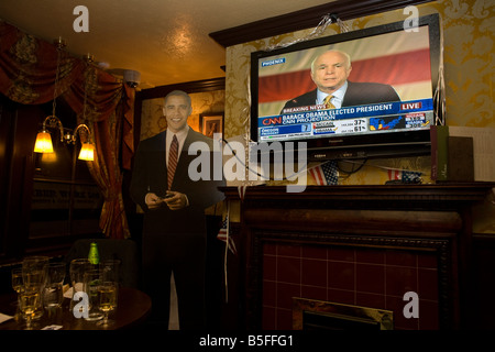 Senator John McCain räumt Niederlage von lebensgroßen Ausschnitt von Barack Obama nach Übernachtung 2008-Wahl-Party in London Stockfoto