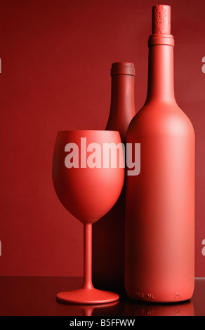 Stillleben mit roten Wein in Flaschen und Glas Stockfoto