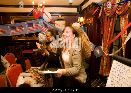 Demokrat Mitglieder zu feiern, wie Barack Obama Sieger eines anderen US-Staates während Nacht Wahl-Party in London erklärt wird Stockfoto