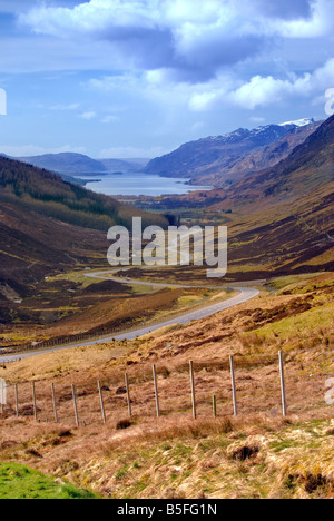 Atemberaubender Aussichtspunkt auf die gewundene Bealach na Bà Rd aus den A832 Jahren in Glen Docherty, Halbinsel Applecross, Schottland. Auf Kinlochewe und Loch Maree Stockfoto