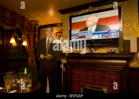 Senator John McCain räumt Niederlage von lebensgroßen Ausschnitt von Barack Obama nach Übernachtung 2008-Wahl-Party in London Stockfoto