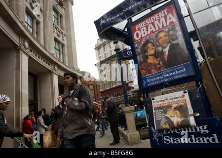 Passanten in der Londoner Oxford Circus beteiligen Morgennachrichten des historischen Wahlsieg Barack Obamas für Schlagzeilen Stockfoto