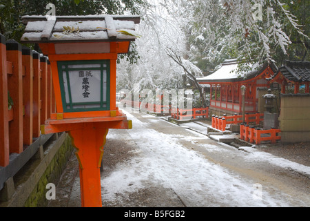 Kyoto-Stadt Japan Yasaka Schrein Gion Bezirk verschneiten Weg in fallenden Schnee Stockfoto