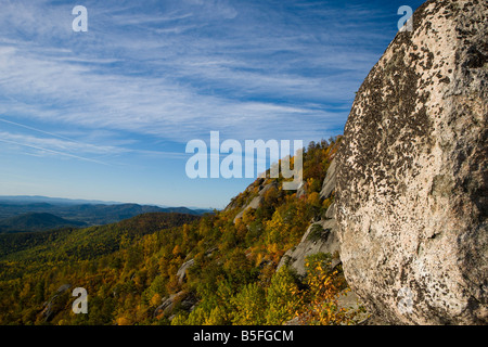 Exponierten Granit Gipfel des alten Lappen Berg mit tiefblauem Himmel, Shenandoah-Nationalpark, Virginia. Stockfoto