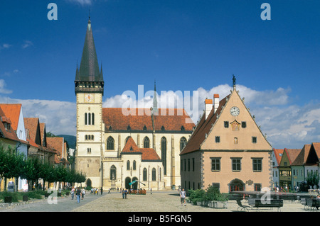 St. Giles (St. Egidius) Basilika, 15. Jahrhundert, Rathaus, 16. Jahrhundert, Radnicne namestie (Rathausplatz), Bardejov, Slowakei Stockfoto