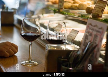 zwei Gläser gefüllt mit Rotwein auf bar in Cava Aragonesa Tapas Bar in Benidorm, Spanien Stockfoto