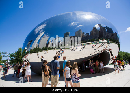 Ein Blick auf die Skyline von Chicago im Millennium Park Cloud Gate Skulptur Stockfoto