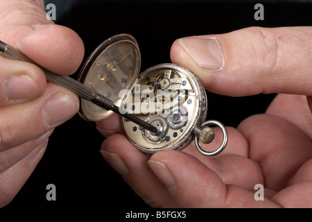 Reparatur einer alten Taschenuhr Stockfoto