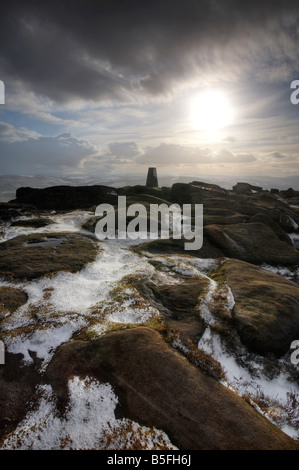 Triglyzerid Punkt auf Stanage Edge, Peak District nach einer Schneedusche Stockfoto