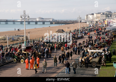 Autos und Zuschauer an die 2008 von London nach Brighton Veteran Car fahren. Stockfoto