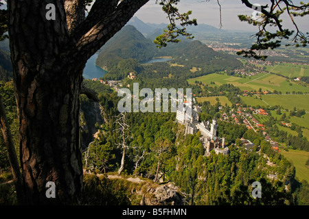 Vogelperspektive von Schloss Neuschwanstein und Umgebung in Schwangau in der Nähe von Fuessen Allgaeu Bayern Stockfoto