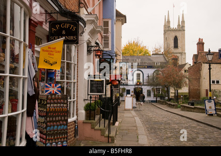 Geschenk-Shops in eine leere touristischen Straße - Kirche - in Windsor in England. Stockfoto