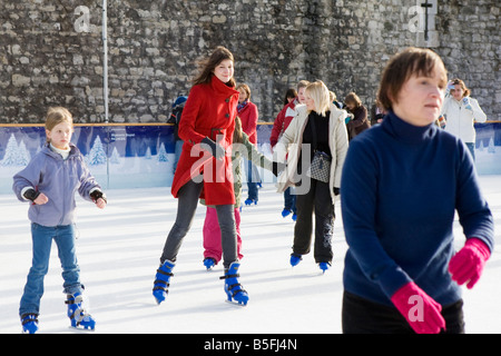 Menschen-Eislaufen auf einer Eisbahn eingerichtet am Tower of London. Stockfoto