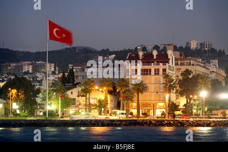 Türkische Flagge vor dem Stadtpanorama von Kusadasi, Türkei Stockfoto