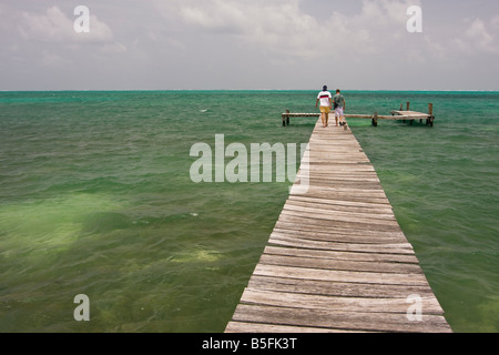 CAYE CAULKER BELIZE hölzerne Dock und das Karibische Meer Stockfoto