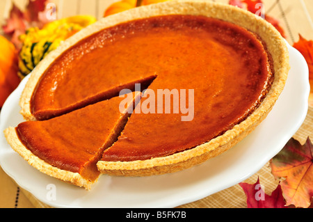 Gesamte Kürbiskuchen mit einer Scheibe ausschneiden Stockfoto