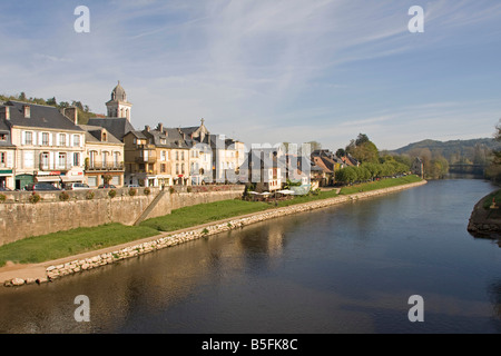 Blick von der Brücke über Fluss Vézère Montignac. Blauer Himmel, Perigord Dordogne Frankreich. Horizontale 87144 Montignac Stockfoto