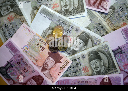 Koreanischer Won-Banknoten und-Münzen Stockfoto