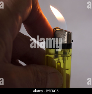 Eine beleuchtete Einweg-Feuerzeug Stockfoto