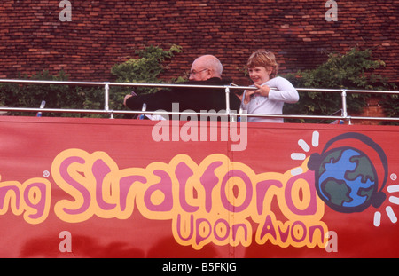 Lächelnde junge und Erwachsene über Stratford Doppeldecker Reisebus, Stratford Upon Avon, Warwickshire, England Stockfoto