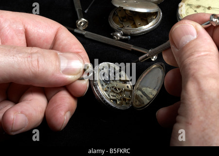 Reparatur einer alten Taschenuhr Stockfoto