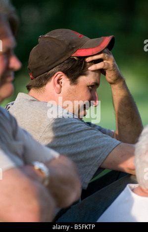 Mittleren Alters männlichen Bauer sucht verzweifelt nach einem anstrengenden Tag der Arbeit in den Bereichen Stockfoto