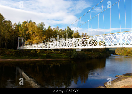 Cambus O kann River Dee Hängebrücke Scotland UK im Herbst Stockfoto