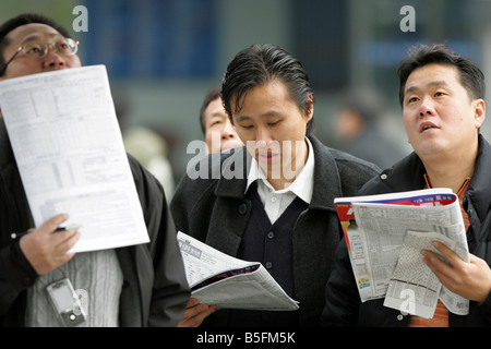 Männer bei Pferderennen, lesen Wetten Zeitungen, Seoul, Südkorea Stockfoto