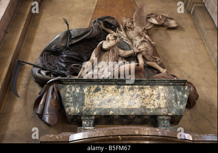 Marmor und Stein Skulptur am Grab von Jean Baptiste Joseph genutet de Gergy bei Kirche Saint Sulpice, Paris, Frankreich Stockfoto