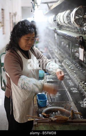 Asiatische Frau arbeitet in einer Spinnerei in Suzhou, China Stockfoto