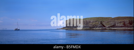 Segeln vor der Westküste der Insel Staffa, Argyll, Schottland. Ein heißer noch Sommertag am Meer. Stockfoto