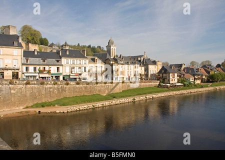 Blick von der Brücke über Fluss Vézère Montignac. Blauer Himmel, Perigord Dordogne Frankreich. Horizontale 87141 Montignac Stockfoto