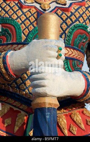 Nahaufnahme von den Händen mit einem Schwert von einem Tempelwächter in einem Tempel auf Koh Samui Thailand Stockfoto