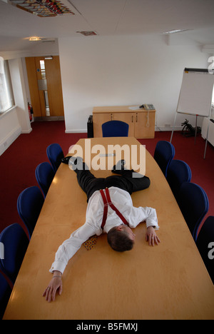 Mann im Büro Sitzungssaal stress Stockfoto